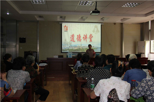2015年9月17日花山区西湖花园社区在社区道德讲堂邀请“中国好人--周圣清”作题为“凡人善举”的道德模范事迹宣讲.jpg